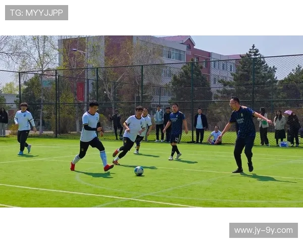 绵阳足球中场精彩演绎激情瞬间展现球场魅力与团队协作精神